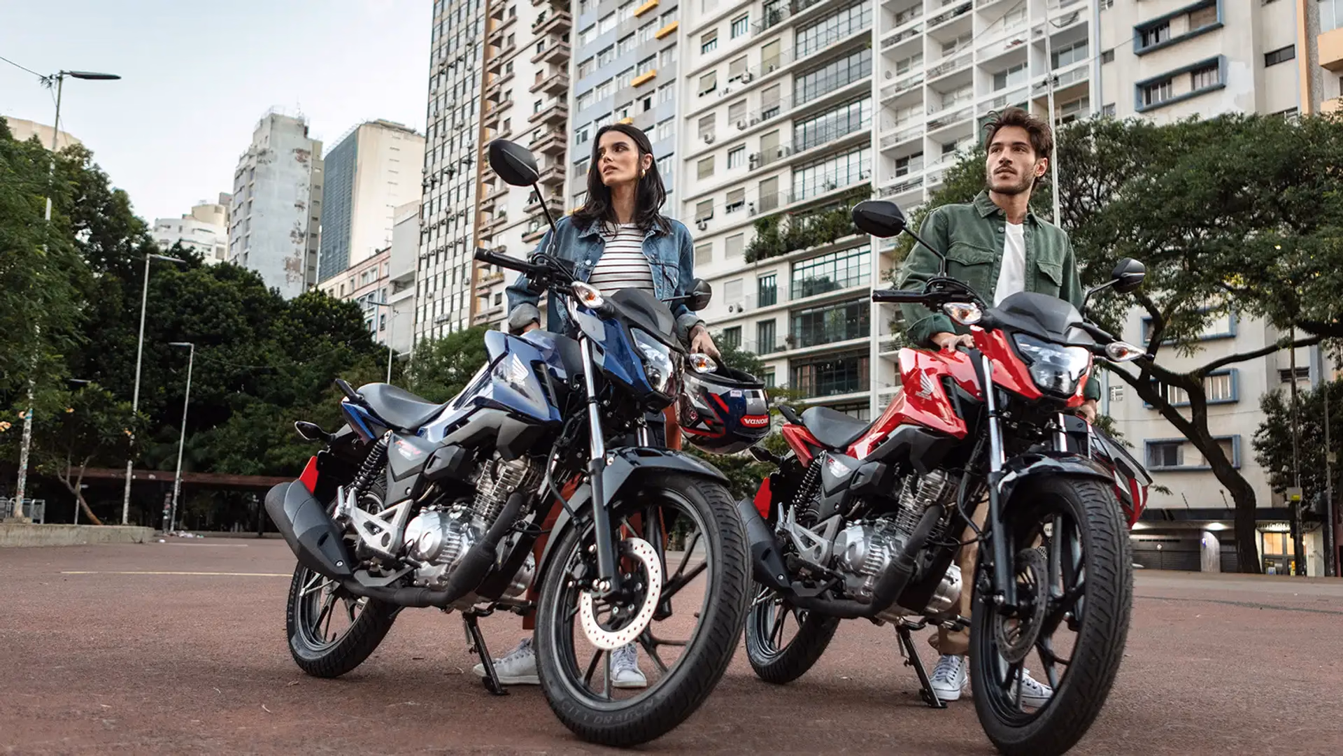 Casal posando para fotografia com duas motocicletas CG 160 Fan - 1 de 9