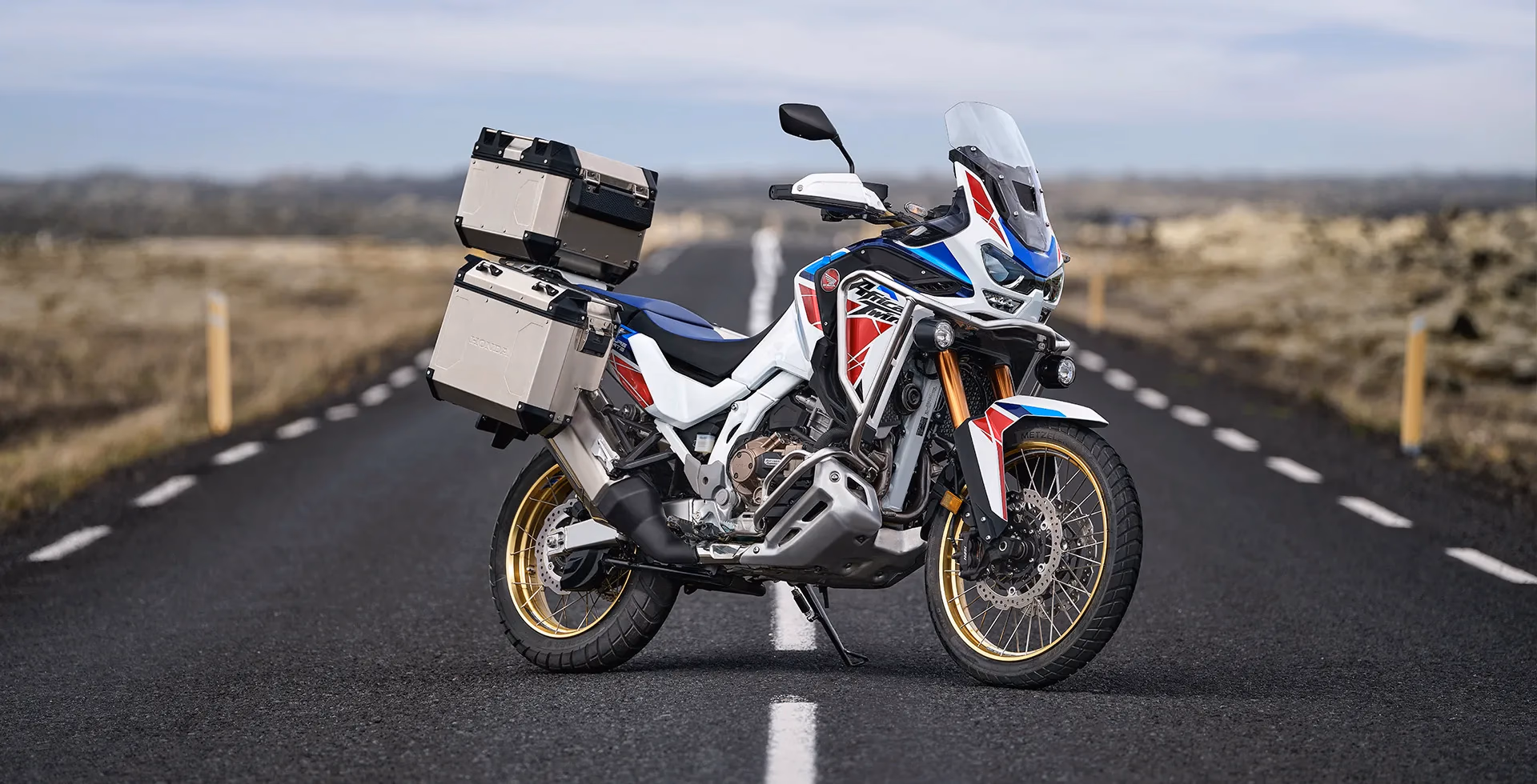 CRF 1100L Africa Twin Adventure Sports ES em estrada deserta - 19 de 24