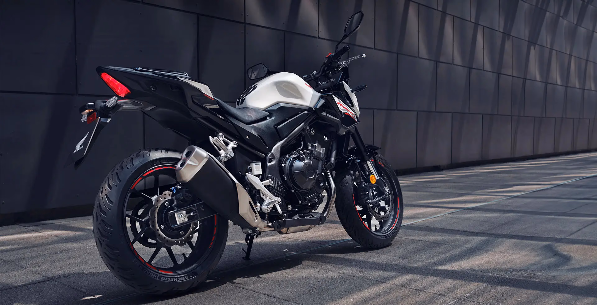 Hornet 500 detalhe do conjunto óptico traseiro - 14 de 14